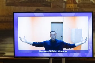 Prozess per Videostream: Alexej Nawalny muss nach einem Gerichtsentscheid weiter in Haft bleiben.
