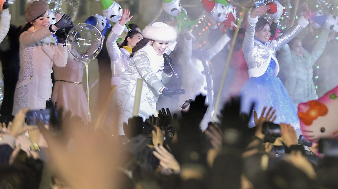 Silvester in Pjöngjang: Auch wenn die Zuschauer dicht an dicht standen – Beobachtern zufolge sollen die Feierlichkeiten deutlich kleiner als üblich ausgefallen sein.