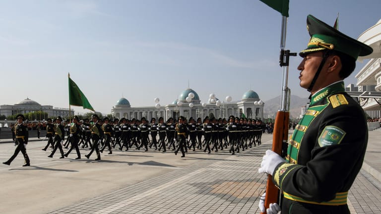 Militärparade im September in Aşgabat, der Hauptstadt Turkmenistans: Das Regime dementiert Berichte über Corona-Fälle im Land.