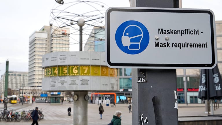 Ein Hinweisschild zur Maskenpflicht ist auf dem Berliner Alexanderplatz angebracht (Archivbild): In Berlin hat ein Radiosender mit einer satirischen Aktion zur Corona-Krise bei den Bürger für Verwirrung gesorgt.