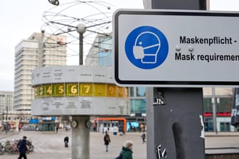 Ein Hinweisschild zur Maskenpflicht ist auf dem Berliner Alexanderplatz angebracht (Archivbild): In Berlin hat ein Radiosender mit einer satirischen Aktion zur Corona-Krise bei den Bürger für Verwirrung gesorgt.