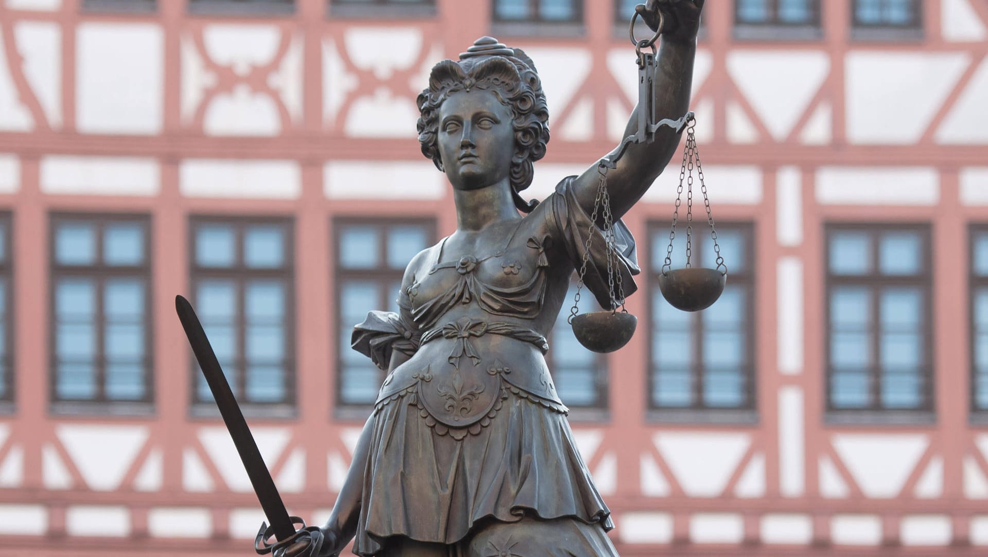 Urteil in Frankfurt: Ein DJ schmuggelte mehr als sechs Kilo Drogen von Kolumbien nach Amsterdam. Urteil in Frankfurt: Ein DJ schmuggelte mehr als sechs Kilo Drogen von Kolumbien nach Amsterdam.
