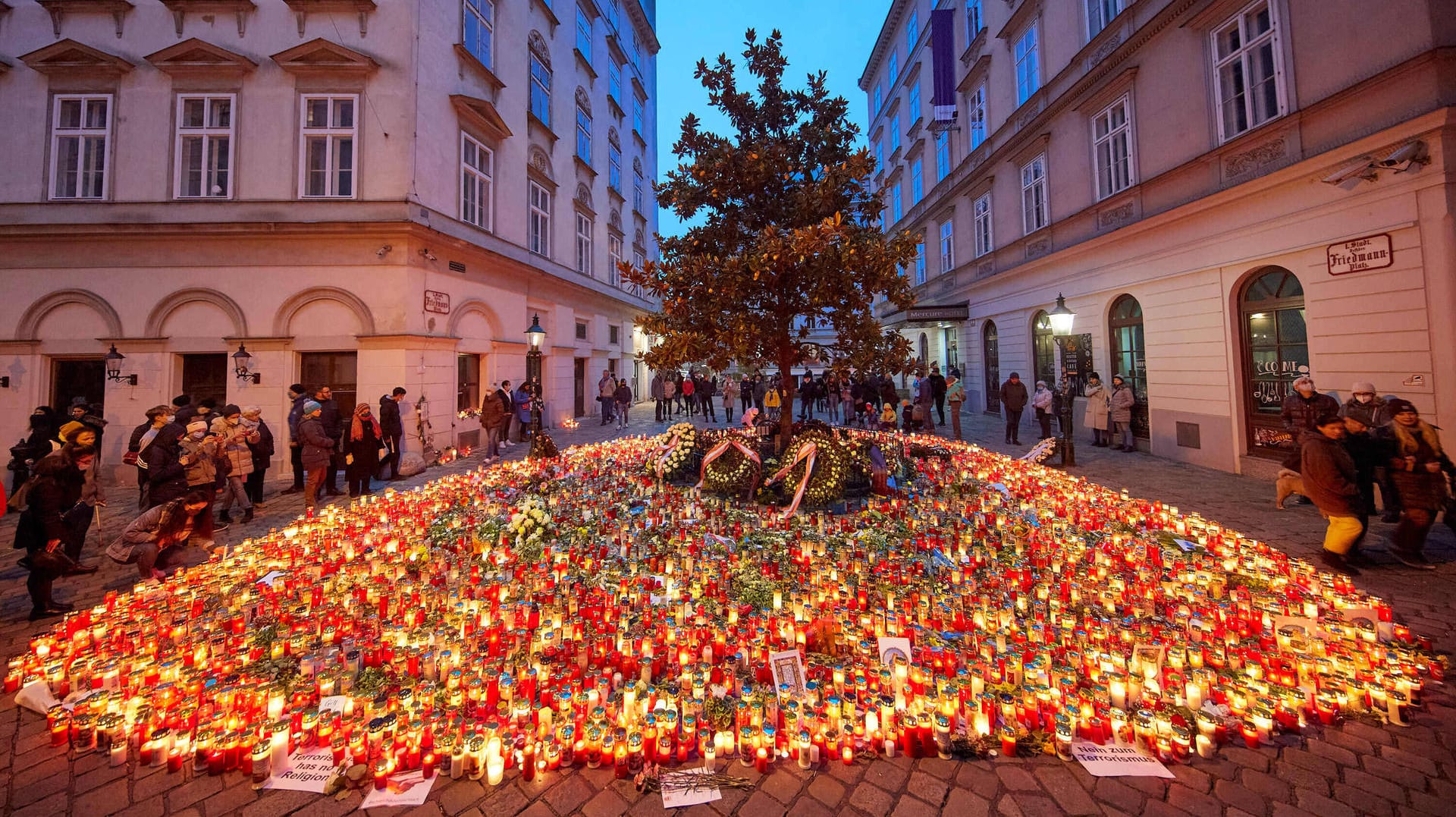 Kerzenmeer am Desider-Friedmann-Platz: Im November 2020 erschoss ein Terrorist mit einer Kalaschnikow vier Menschen in der Wiener Innenstadt.