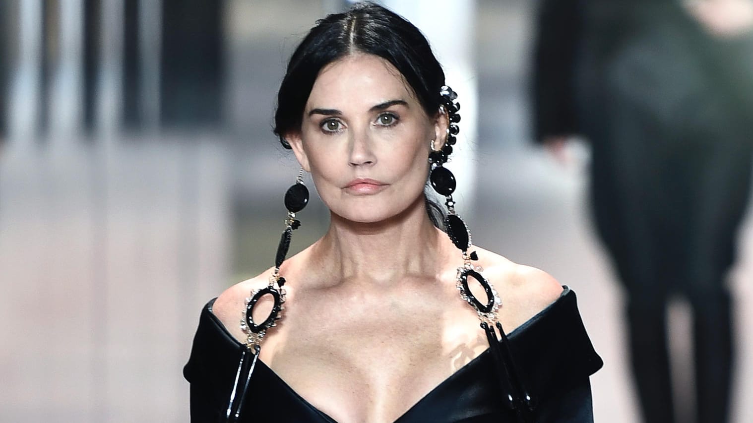 Demi Moore: So zeigte sie sich auf dem Laufsteg der Pariser Fashionweek.