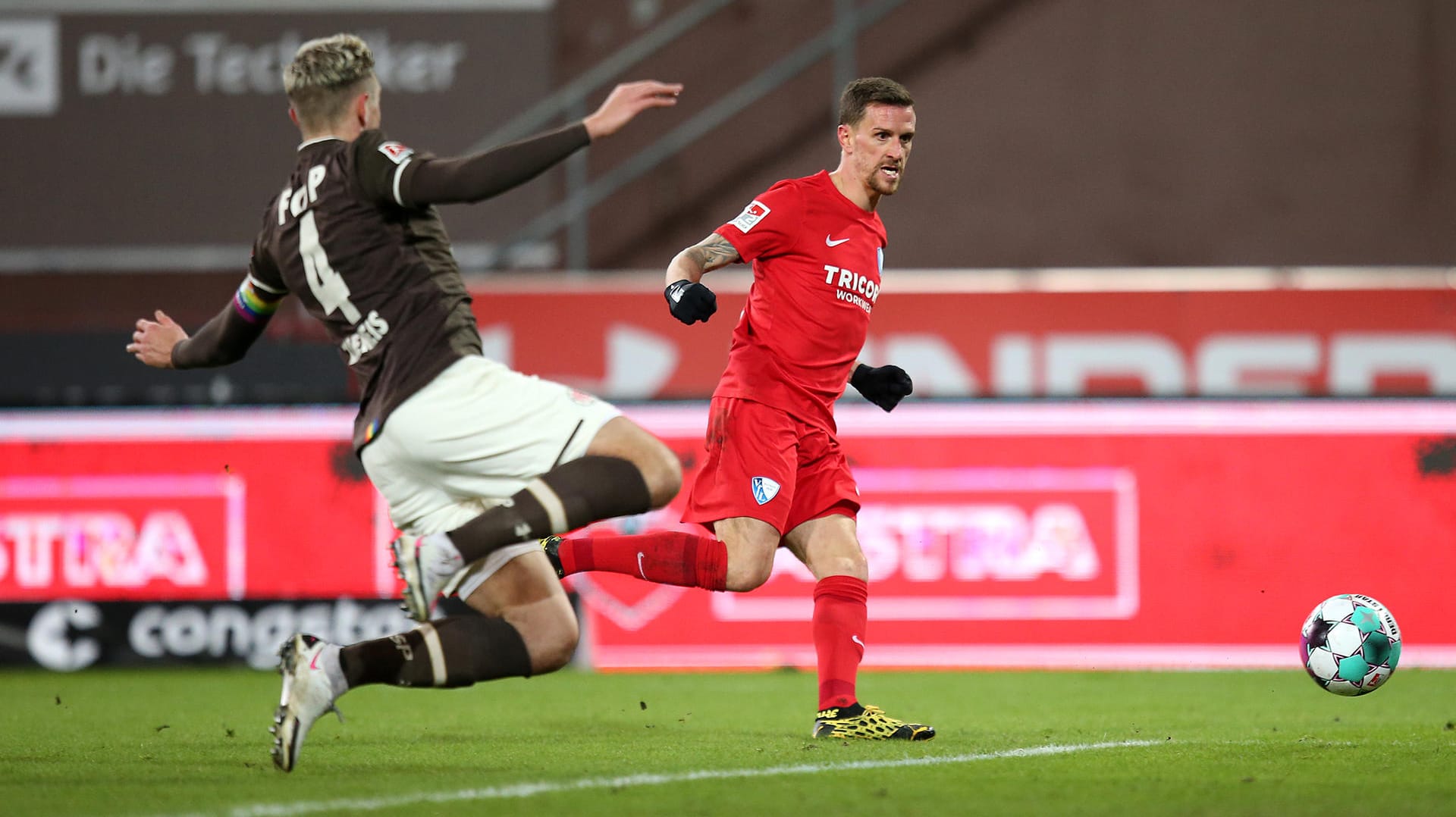 Simon Zoller: Der VfL-Stürmer (r.) stellte auch gegen St. Pauli seine Treffsicherheit unter Beweis. Hier schiebt er zum 1:1 ein.