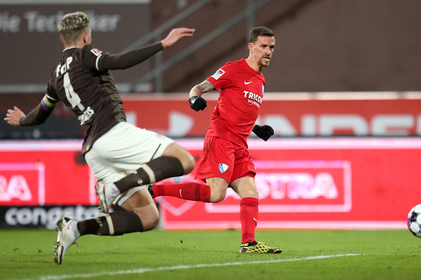 Simon Zoller: Der VfL-Stürmer (r.) stellte auch gegen St. Pauli seine Treffsicherheit unter Beweis. Hier schiebt er zum 1:1 ein.