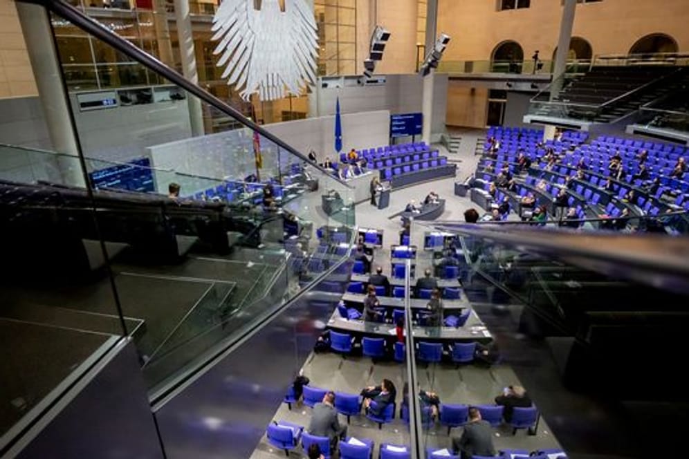 Der Bundestag hat ein Gesetz verabschiedet, das es den Sicherheitsbehörden schwerer macht, zur Strafverfolgung und Terrorabwehr sogenannte Bestandsdaten abzurufen.