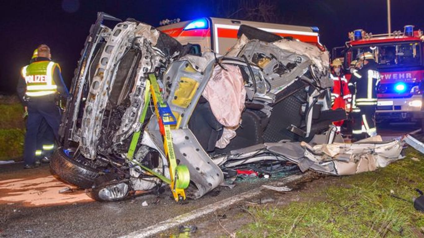 Fahrzeugwrack nach Frontalzusammenstoß nahe Schwaigern: Bei einem Zusammenstoß ist eine Person gestorben.