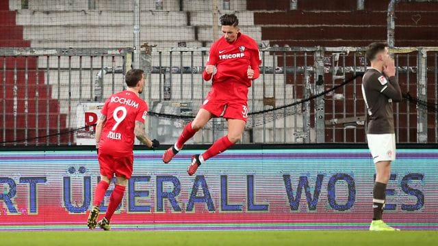 Die Bochumer Simon Zoller (l) und Robert Zulj jubeln beim FC St.