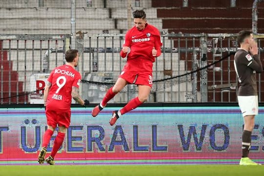 Die Bochumer Simon Zoller (l) und Robert Zulj jubeln beim FC St.