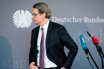Andreas Scheuer (CSU) verlässt das Pressestatement zu Beginn der Sitzung des Maut-Untersuchungsausschusses des Bundestags.