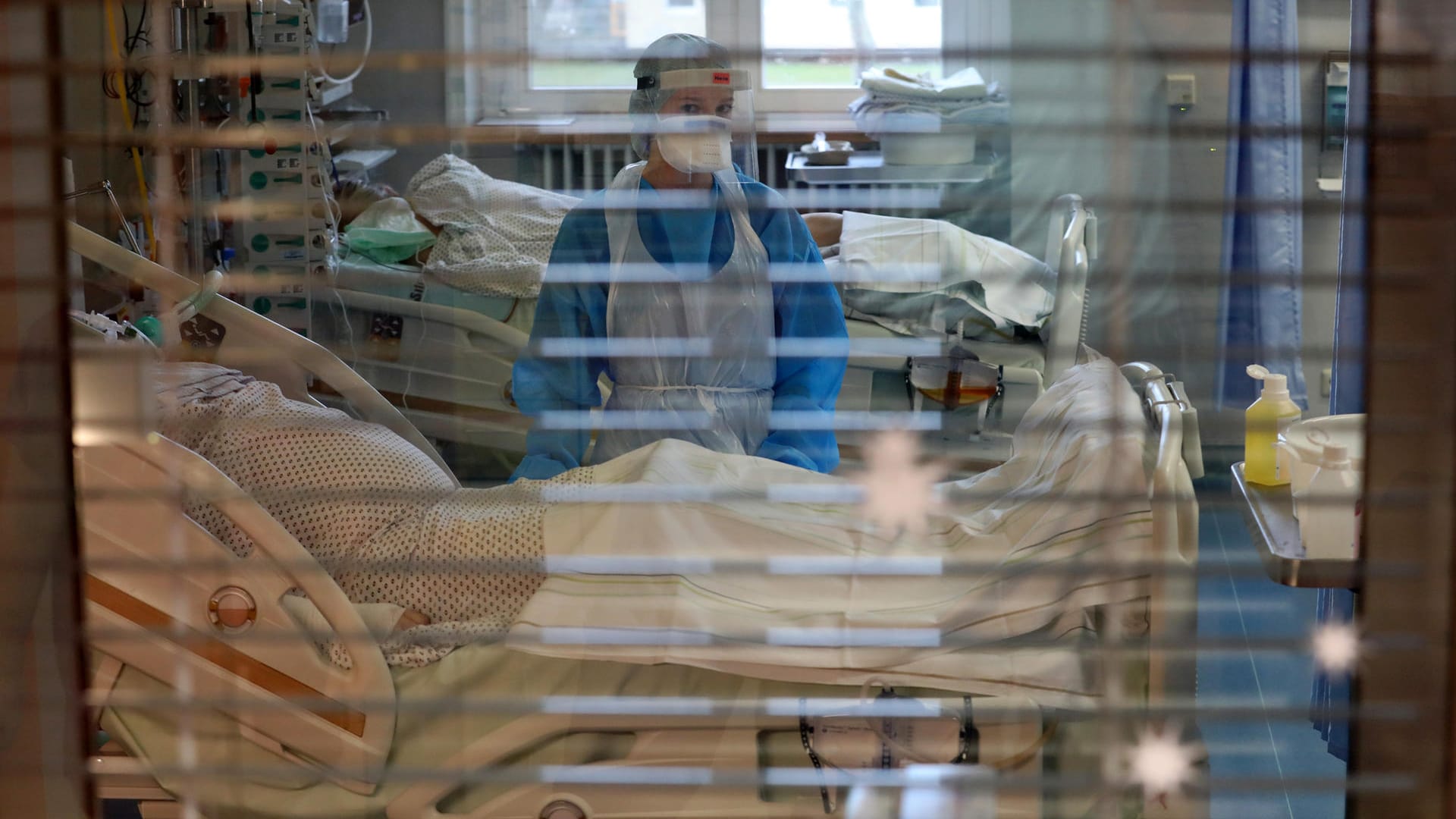 Infektionszimmer für Covid-19-Patienten der Universitätsmedizin Rostock: Das RKI meldet erneut Tausende Neuinfektionen in Deutschland. Infektionszimmer für Covid-19-Patienten der Universitätsmedizin Rostock: Das RKI meldet erneut Tausende Neuinfektionen in Deutschland.