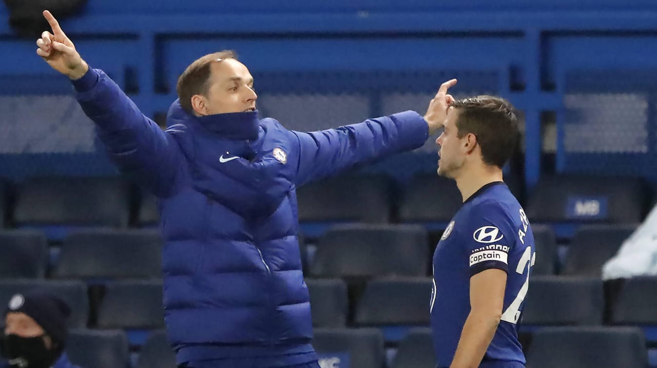 Thomas Tuchel (li.) im Gespräch mit Chelsea-Kapitän Cesar Azpilicueta (re.).