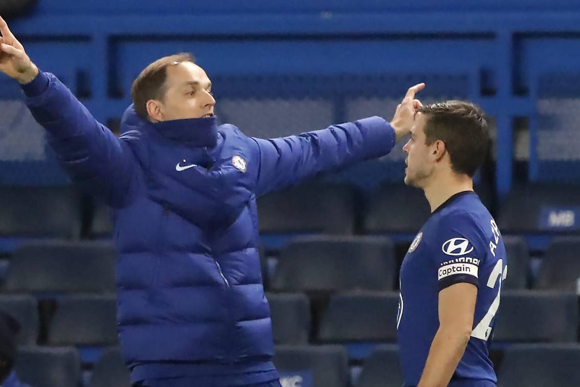 Thomas Tuchel (li.) im Gespräch mit Chelsea-Kapitän Cesar Azpilicueta (re.).