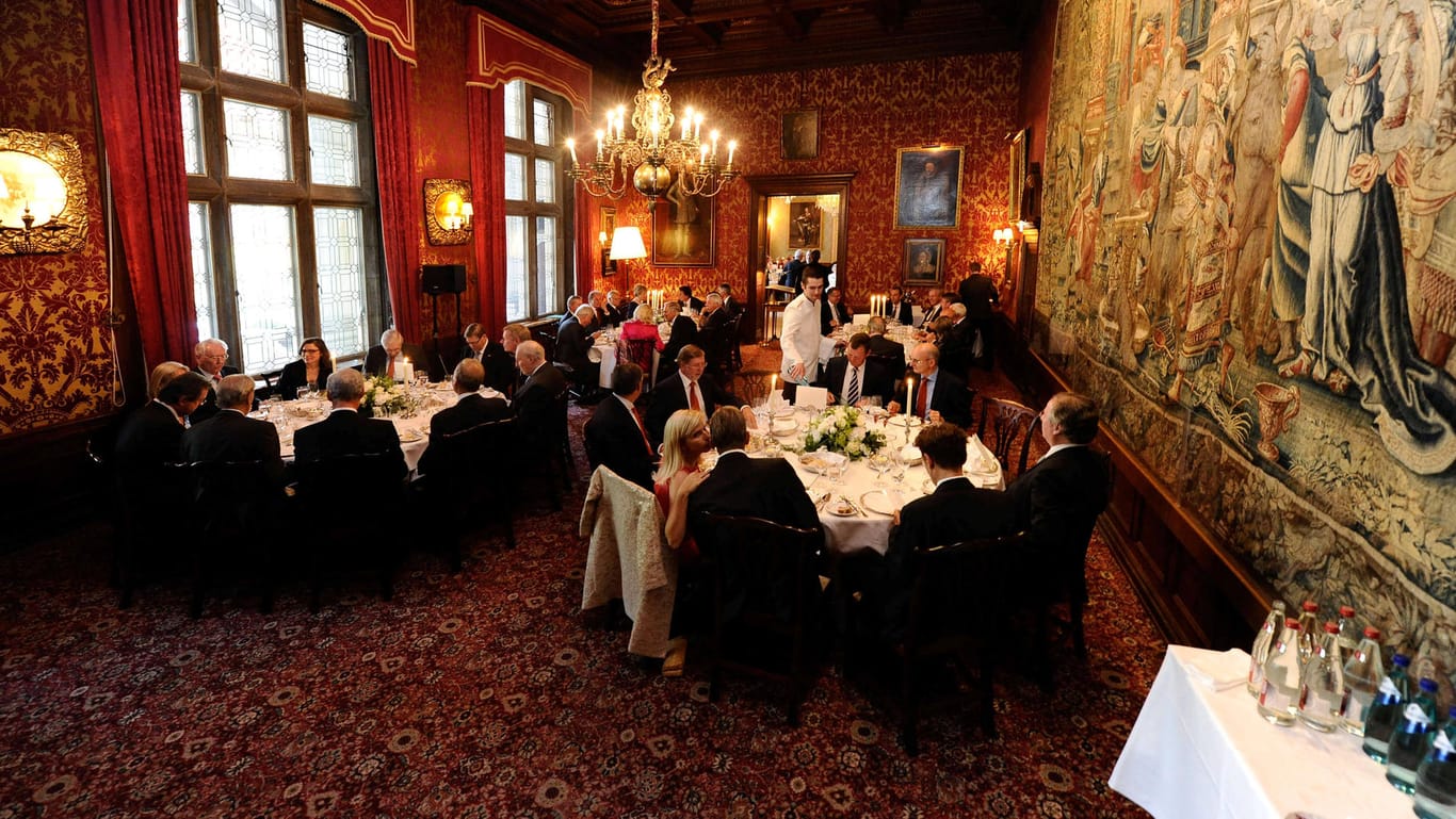 Juni 2013: Bedeutende deutsche Wirtschaftsmanager werden bei einer Veranstaltung im Schlosshotel Kronberg ausgezeichnet.