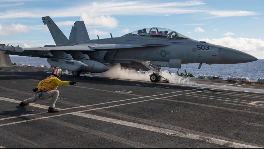 Kampfjet auf der "USS Theodore Roosevelt": Joe Biden hat den Flugzeugträger ins Südchinesische Meer beordert.