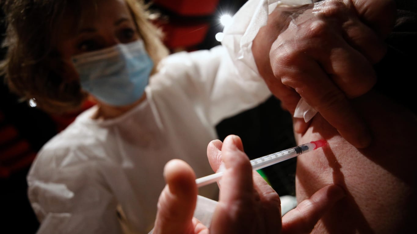 Ein Mann bekommt in einem Impfzentrum den Corona-Impfstoff injiziert: Europa wird wohl seine Impfstrategie ändern müssen.