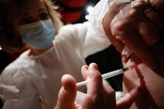 Ein Mann bekommt in einem Impfzentrum den Corona-Impfstoff injiziert: Europa wird wohl seine Impfstrategie ändern müssen.