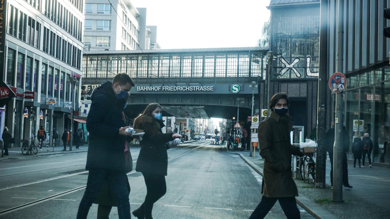 Fußgänger laufen über die Friedrichstraße: Das Berliner Mobilitätsgesetz soll stärker auf die Bedürfnisse von Fußgängern eingehen.