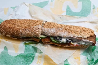 Subway-Sandwich (Symbolbild): Was steckt drin? Eine Klage gegen Subway lässt Zweifel an der Deklarierung ihrer Sandwichs aufkommen.