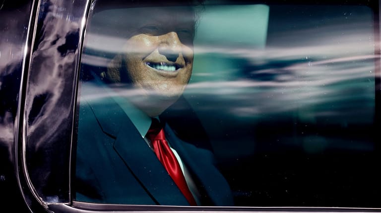 Donald Trump (bei der letzten Fahrt als Präsident): Politisches Lebenszeichen aus Florida.
