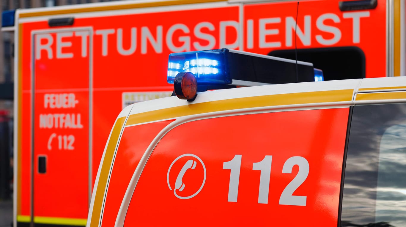 Rettungswagen der Feuerwehr (Symbolbild): In Köln hat sich ein schwerer Autounfall ereignet.