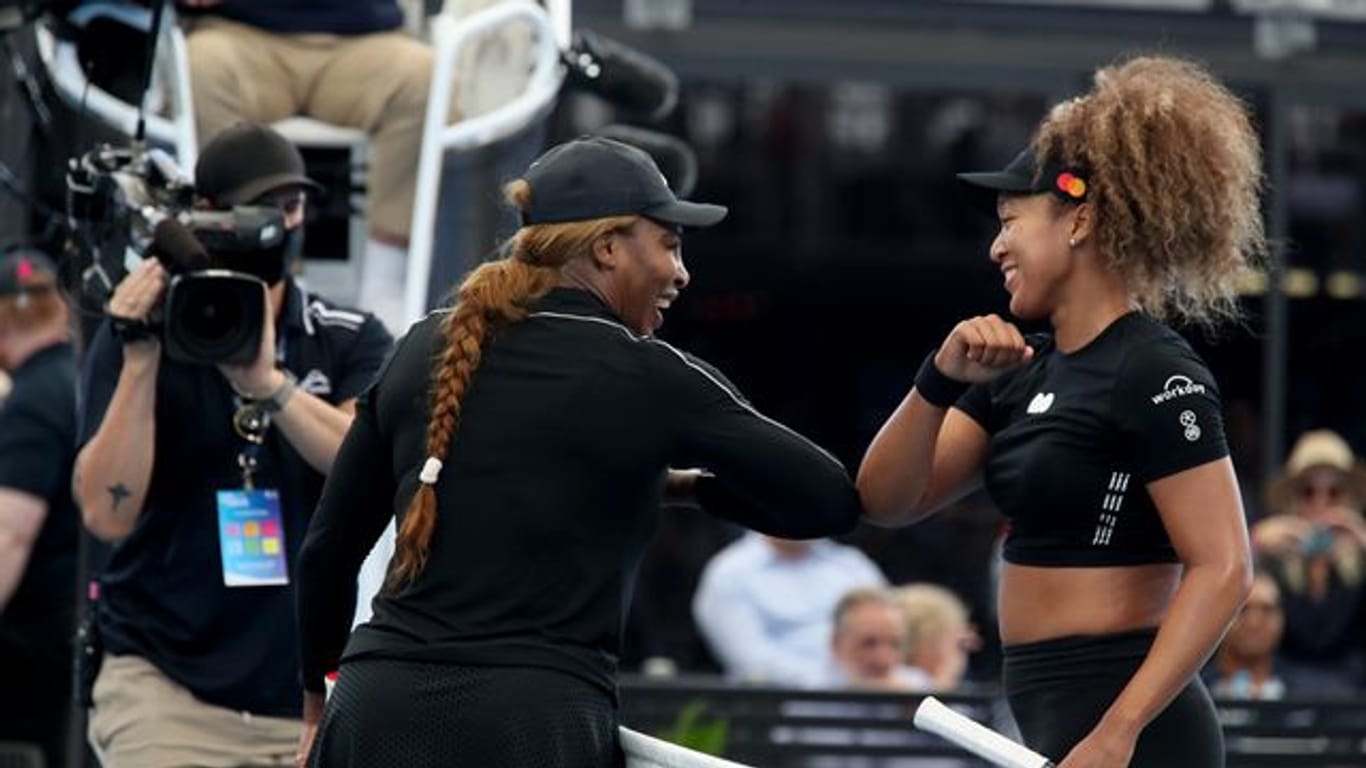 Serena Williams (l) und Naomi Osaka bestritten in Adelaide ein Showmatch.