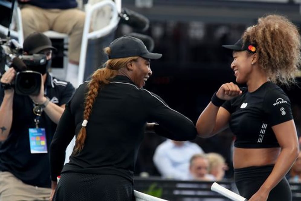 Serena Williams (l) und Naomi Osaka bestritten in Adelaide ein Showmatch.