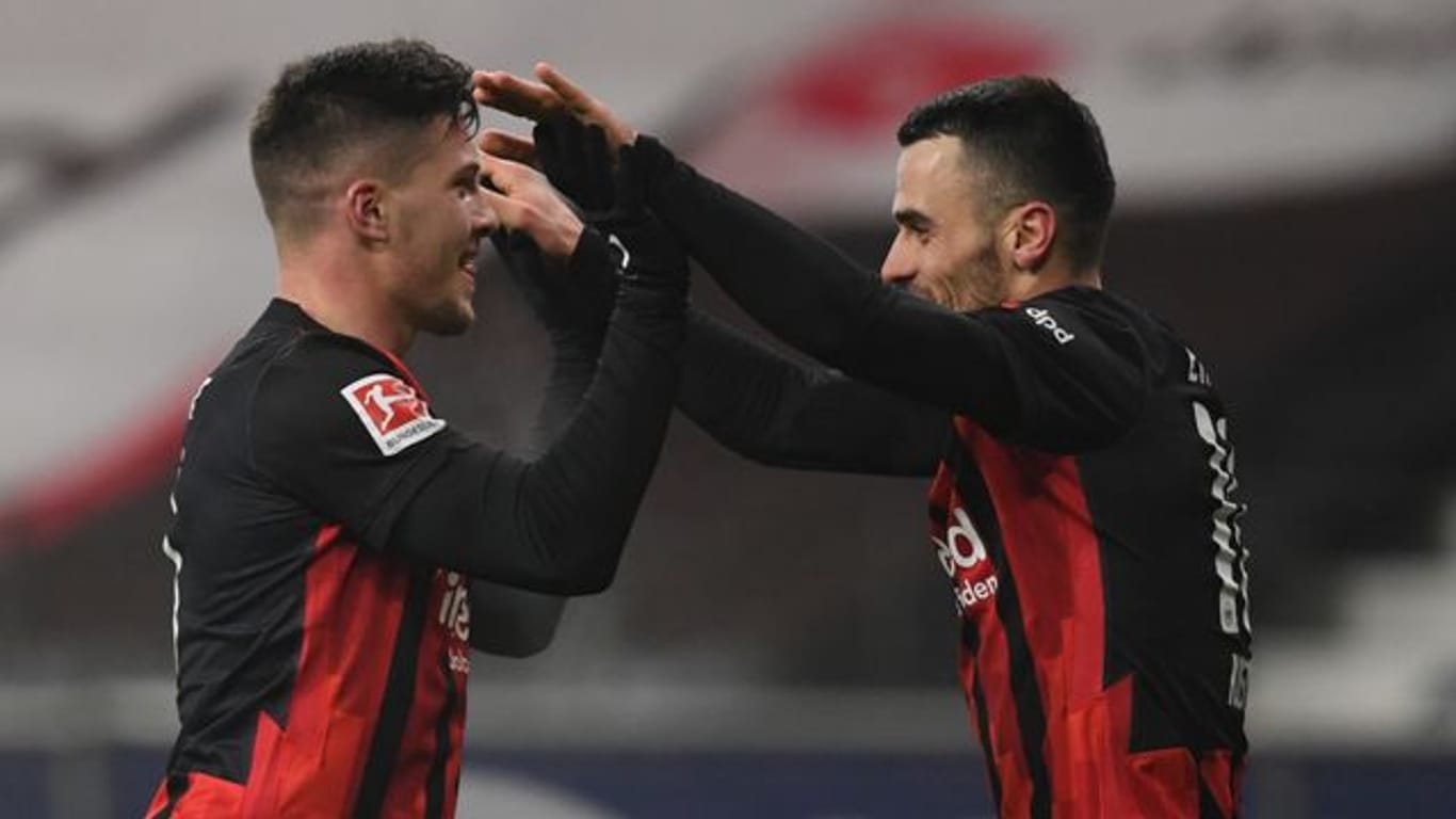 Verstehen sich blind: Frankfurts Luka Jovic (l) und Filip Kostic jubeln nach einem Tor.