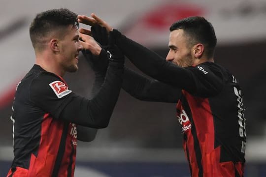 Verstehen sich blind: Frankfurts Luka Jovic (l) und Filip Kostic jubeln nach einem Tor.