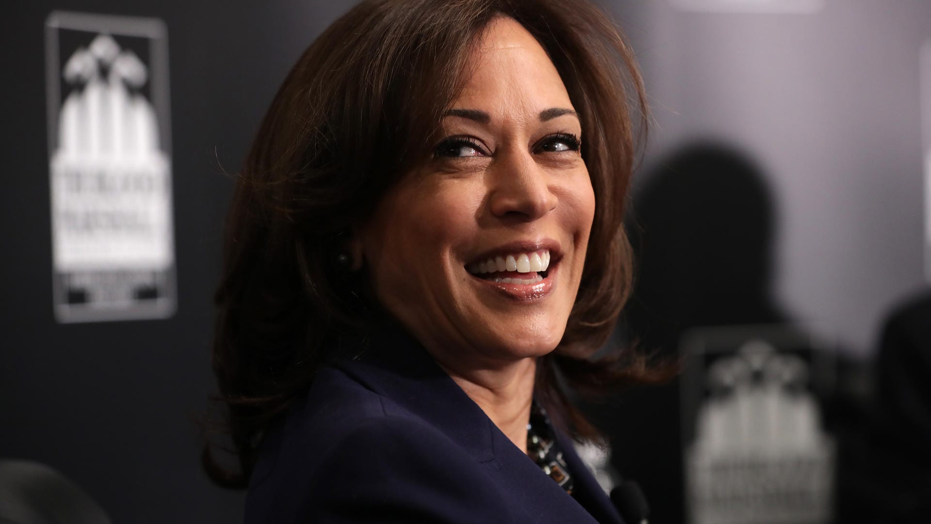 Kamala Harris: Ihre Stieftochter Ella Emhoff hat einen großen Modelvertrag unterzeichnet.