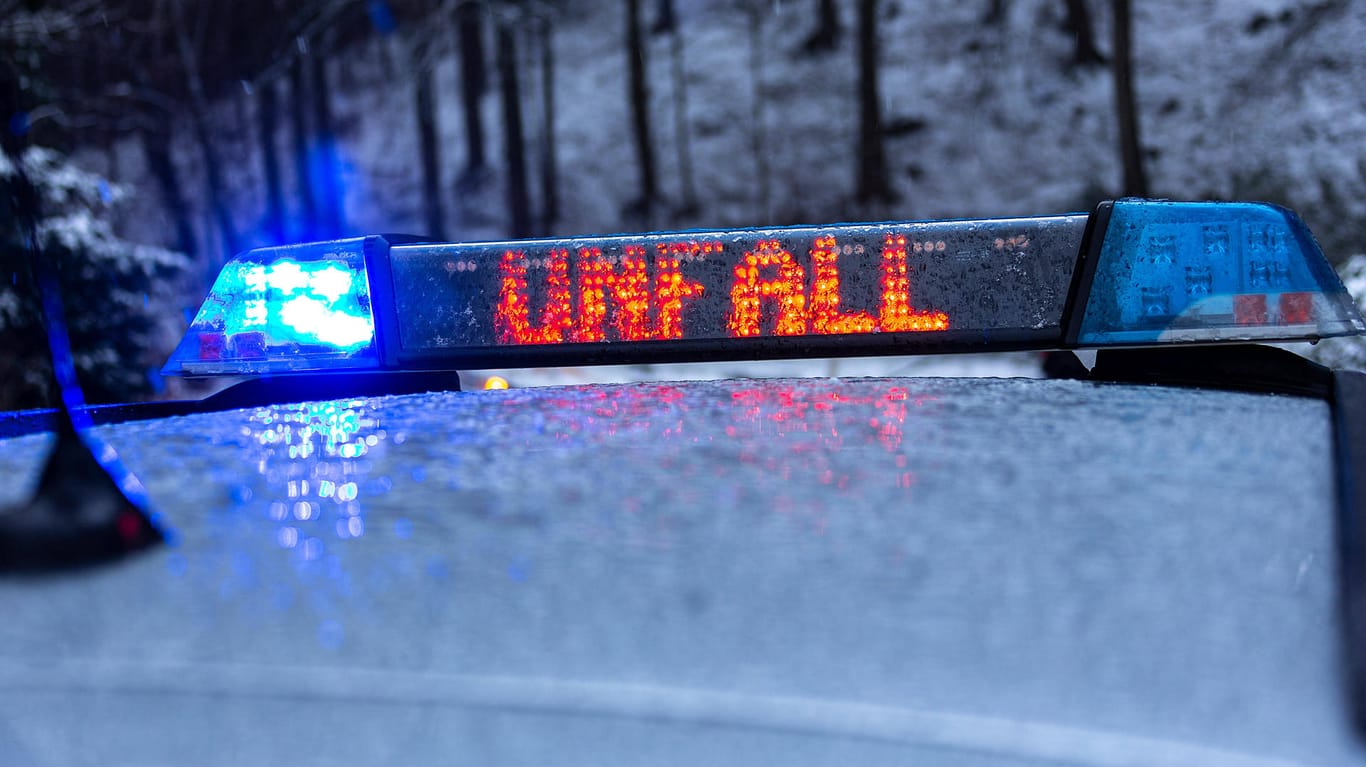 Polizeiwagen mit Blaulicht und LED-Schrift "Unfall": Der Junge wurde von Ersthelfern versorgt (Symbolbild).