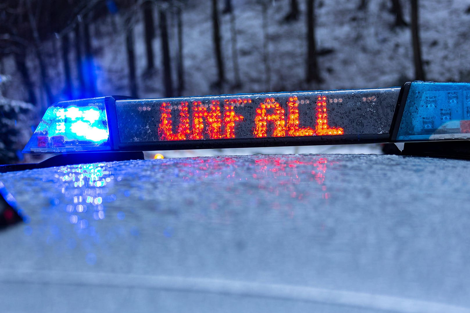 Polizeiwagen mit Blaulicht und LED-Schrift "Unfall": Der Junge wurde von Ersthelfern versorgt (Symbolbild).
