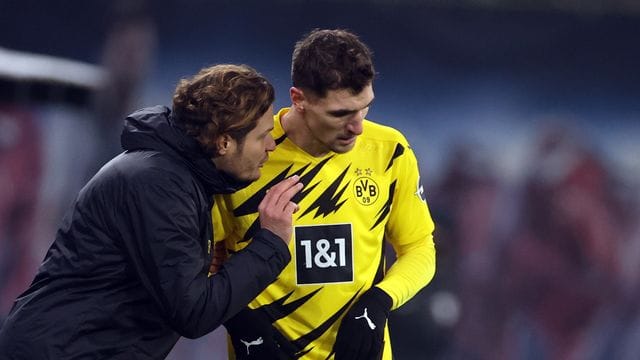 BVB-Trainer Edin Terzic (l) im Gespräch mit Thomas Meunier.