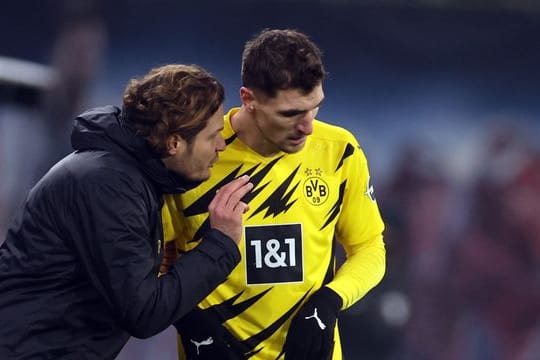BVB-Trainer Edin Terzic (l) im Gespräch mit Thomas Meunier.