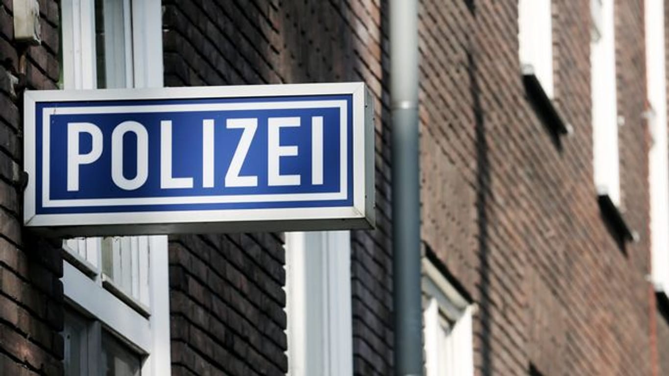 Ein Polizei-Schild hängt an einem Polizeipräsidium (Symbolbild): In Hagen hat ein Mann unter Drogeneinfluss sein Fahrzeug direkt vor der Polizei abgestellt.