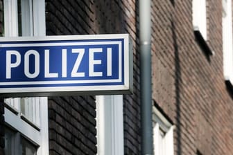 Ein Polizei-Schild hängt an einem Polizeipräsidium (Symbolbild): In Hagen hat ein Mann unter Drogeneinfluss sein Fahrzeug direkt vor der Polizei abgestellt.