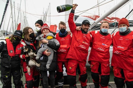 Weltumsegler Boris Herrmann feiert im Hafen von Les Sables d'Olonne mit seinen Unterstützern.