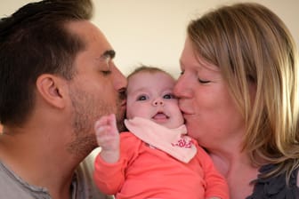 Junge Familie mit Baby: Der Anspruch auf Elterngeld wird in bestimmten Fällen ausgebaut.