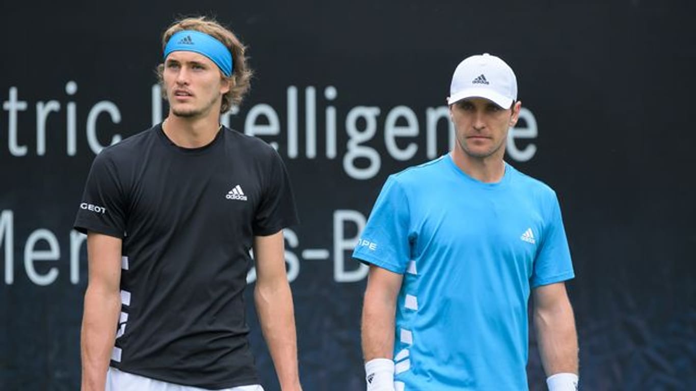 Alexander Zverev (l) traut seinem Bruder Mischa (r) eine Rolle im Davis-Cup-Team zu.