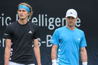 Alexander Zverev (l) traut seinem Bruder Mischa (r) eine Rolle im Davis-Cup-Team zu.