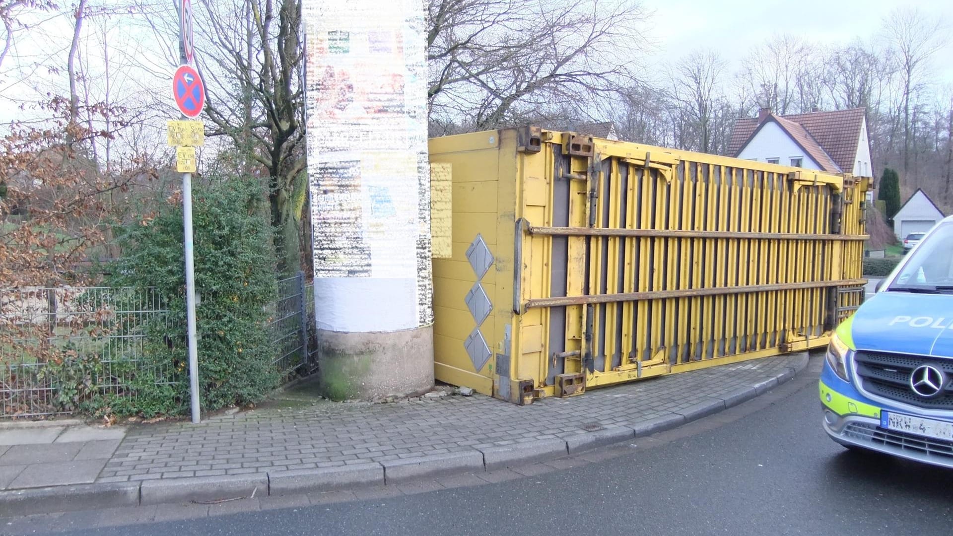 Ein auf die Seite gekippter Container: Bei dem Unfall wurde eine Litfaßsäule beschädigt.