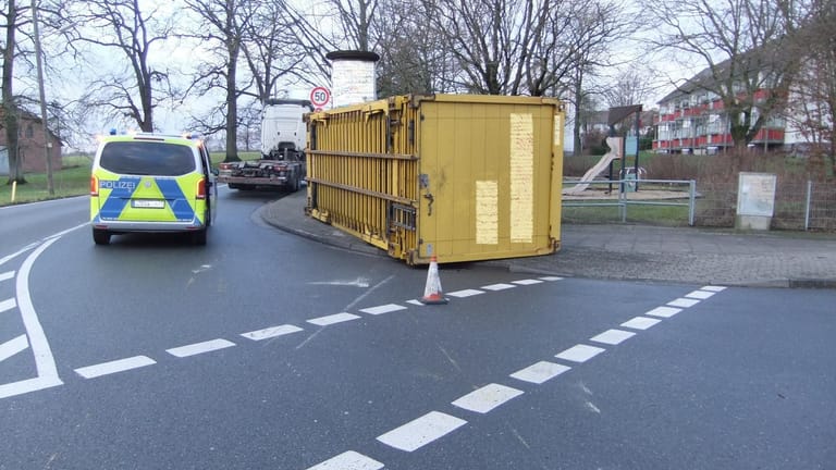 Die Unfallstelle in Bielefeld: Ein Lkw hat seinen Container verloren.
