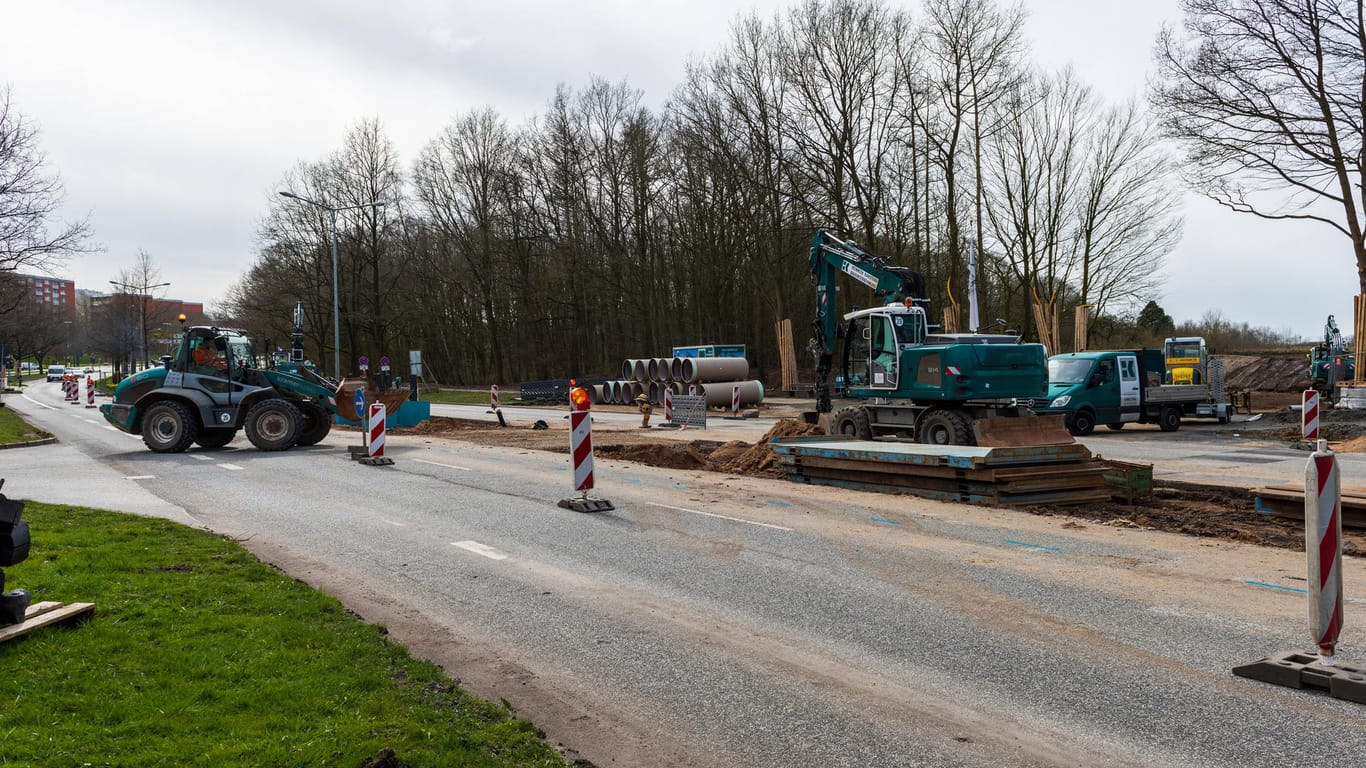 Straßenbauarbeiten am Westring in Kiel: Eine Zufahrt zu dem Gelände, auf dem das neue Möbelhaus der Firma Höffner entsteht.