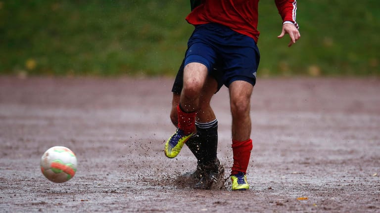 Fußballer auf dem durch Regen aufgeweichten Aschenplatz (Symbolbild): Im Oktober 2020 fanden die letzten Spiele statt.
