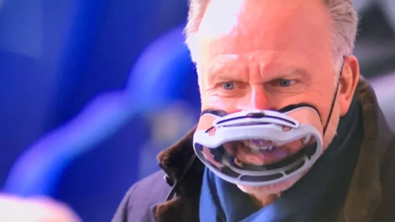 Rummenigge mit ungewöhnlicher Maske: Der Fußballfunktionär wollte vermeiden, dass seine Brille beschlägt.