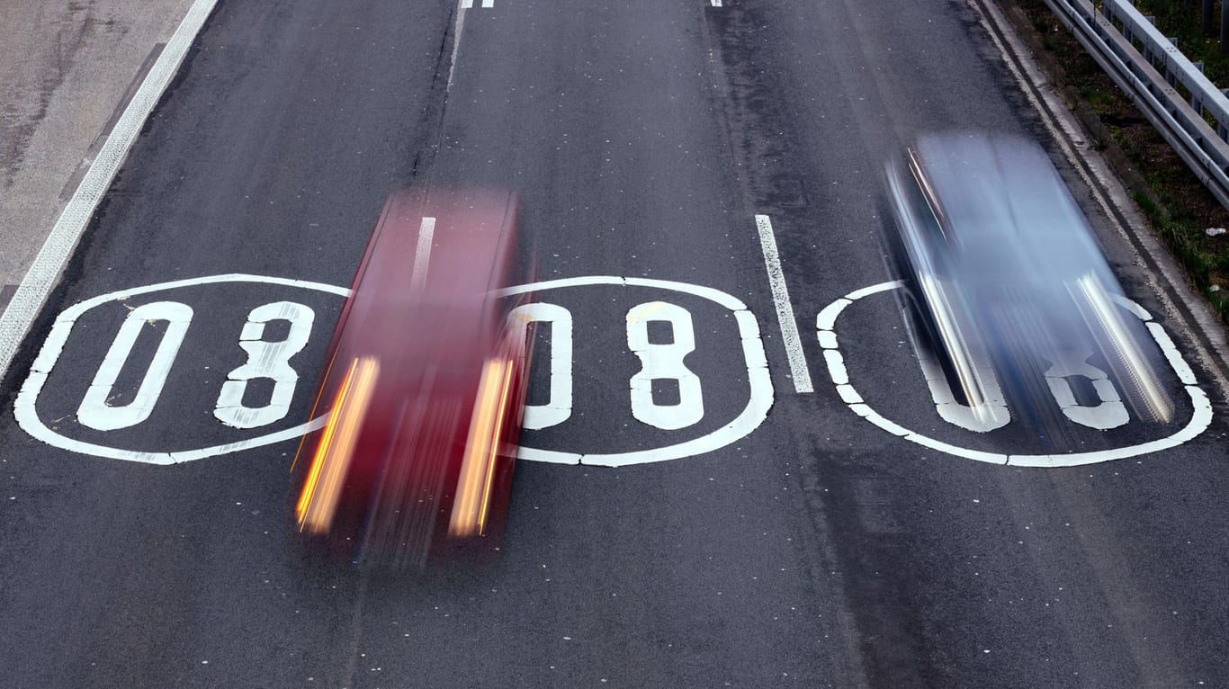 Illegales Autorennen (Symbolbild): Zwei Autofahrer lieferten sich ein lebensgefährliches Rennen in Wesseling.
