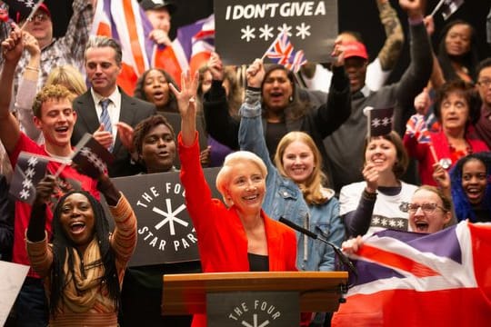 Vivienne Rook (Emma Thompson) wird Premierministerin.