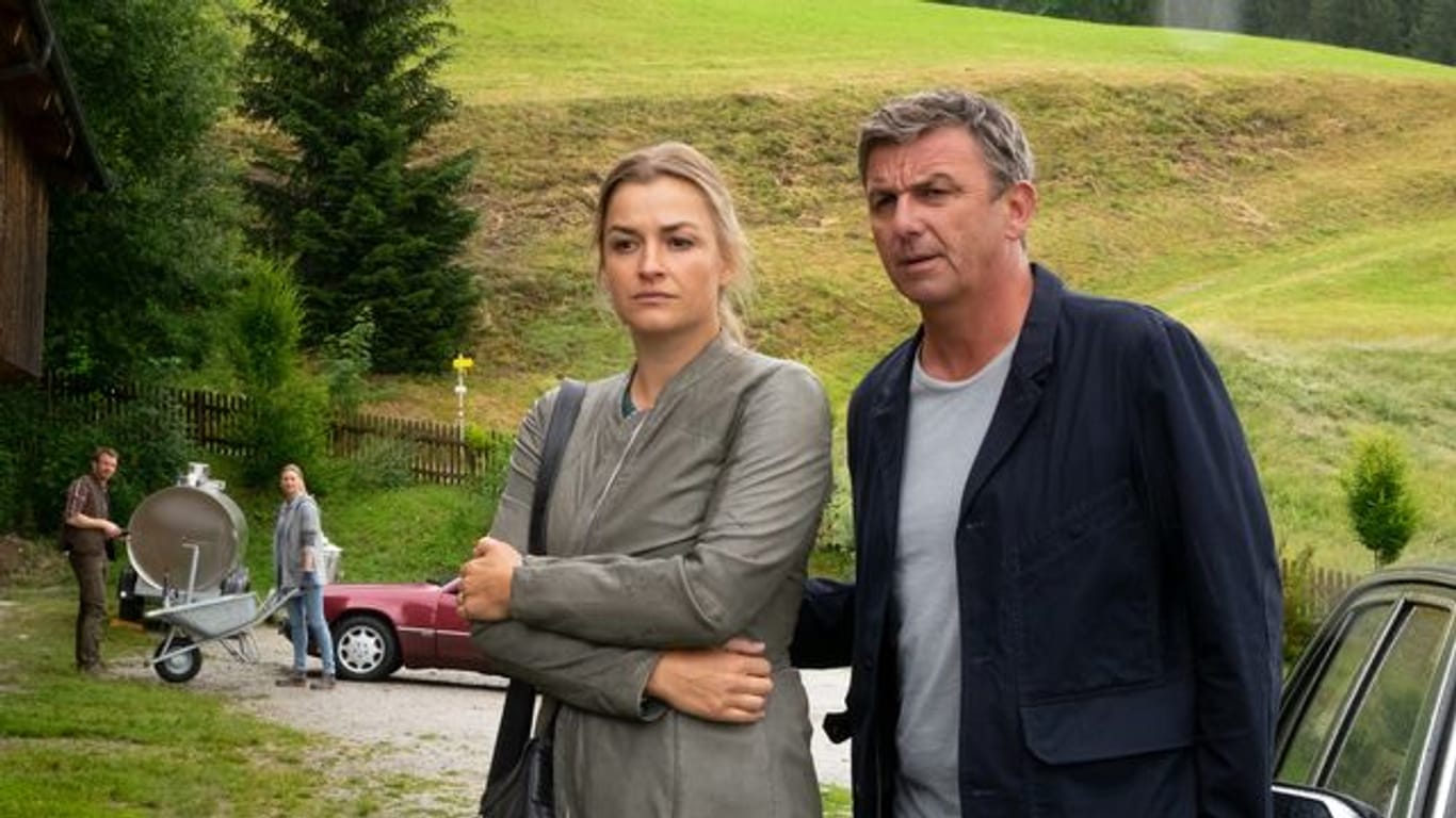Niedergeschlagen kommen Martin (Hans Sigl) und Anne (Ines Lutz) aus dem Krankenhaus zurück.