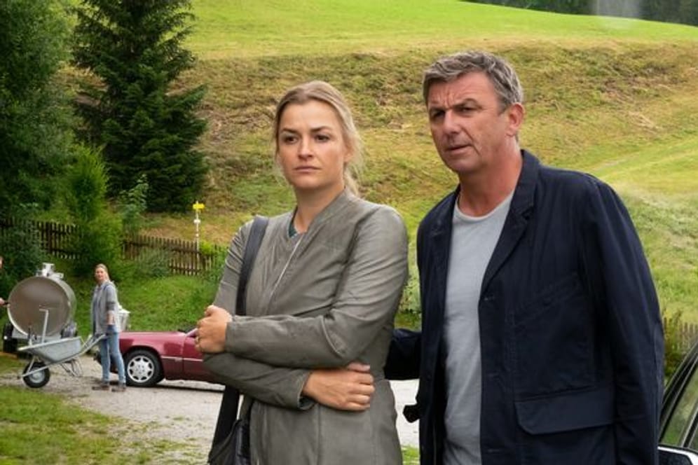 Niedergeschlagen kommen Martin (Hans Sigl) und Anne (Ines Lutz) aus dem Krankenhaus zurück.